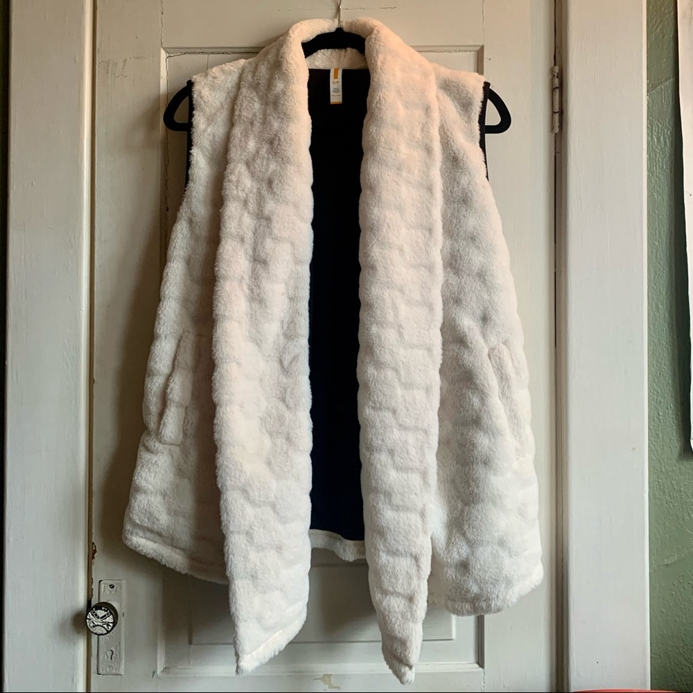 Lucy white fluffy vest